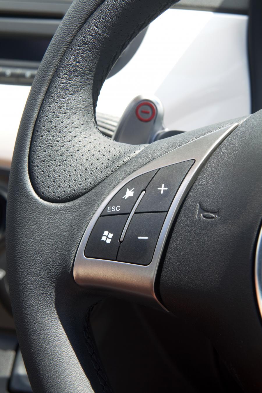 Детали интерьера Abarth 500C 2010 года  (UK) (фото 32 из 32)